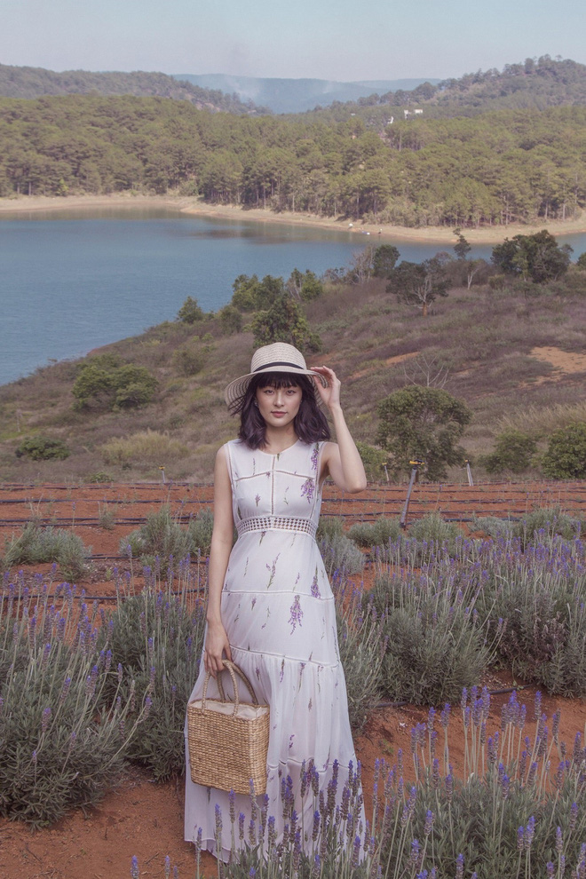 Hạ Vi đẹp như thiên thần trong bộ ảnh hoa oải hương, lăng xê mẫu váy hoa cùng tone màu tím